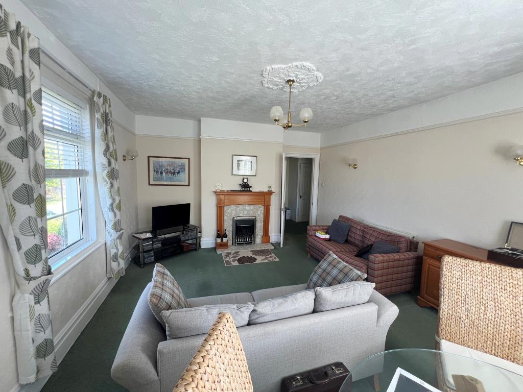 Lot: 21 - FLAT WITH SEA VIEWS - Living room with fire place